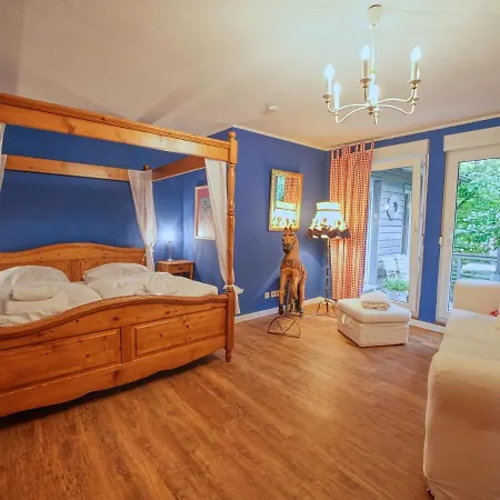 לינה וארוחת בוקר Three B's