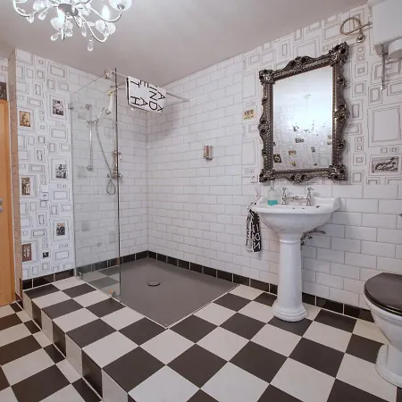 לינה וארוחת בוקר Three B's