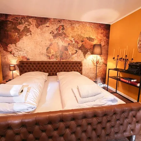 לינה וארוחת בוקר Three B's